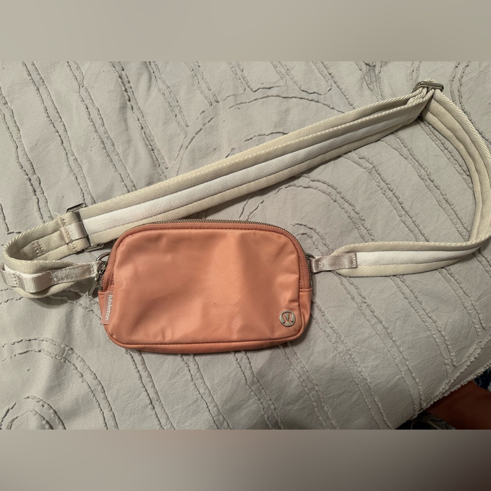 COPY - Lululemon Everywhere Belt Bag